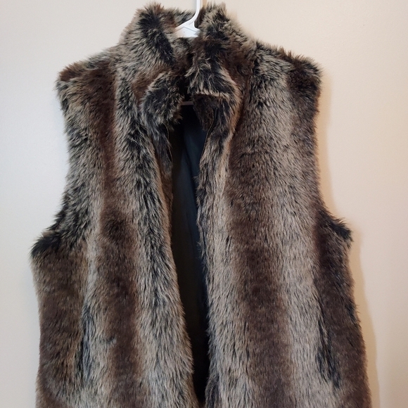 Blassport reversible faux fur/black vest large - Picture 5 of 13